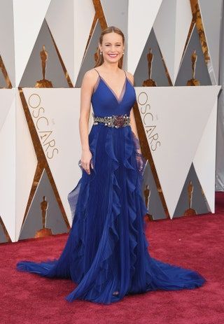 Bild könnte enthalten Premiere Roter Teppich Mode Roter Teppich Premiere Brie Larson Menschliche Person Kleidung und Hochzeitskleid