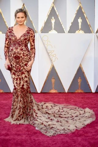 Bild könnte enthalten Chrissy Teigen Red Carpet Fashion Premiere Red Carpet Premiere Mensch und Person