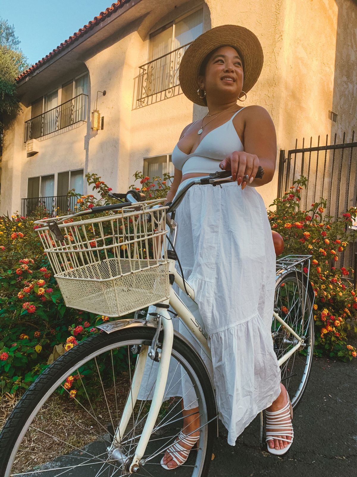 mujer de blanco en bicicleta