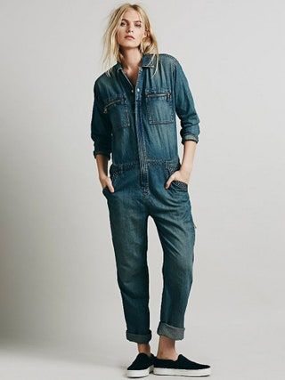 La imagen puede contener Ropa Ropa Pantalones Vaqueros de mezclilla Humano y persona
