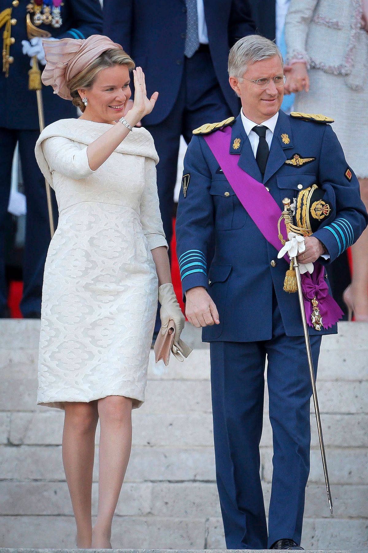 La imagen puede contener Philippe de Bélgica Persona humana Accesorios de corbata Accesorio Ropa Vestimenta y uniforme militar
