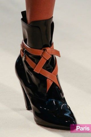 La imagen puede contener Ropa Vestimenta Calzado Zapato Tacón alto y bota