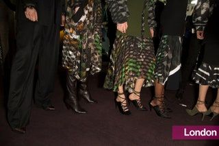 La imagen puede contener Ropa Ropa Persona humana Calzado y calzado