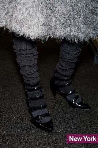 La imagen puede contener Ropa Vestimenta Calzado Zapato Tacón alto Humano y Persona
