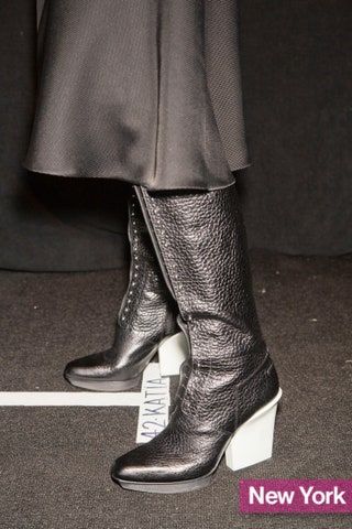 La imagen puede contener Ropa Vestimenta Calzado Zapato Tacón alto Humano y Persona