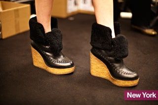 La imagen puede contener Ropa Ropa Calzado Calzado Humano y Persona