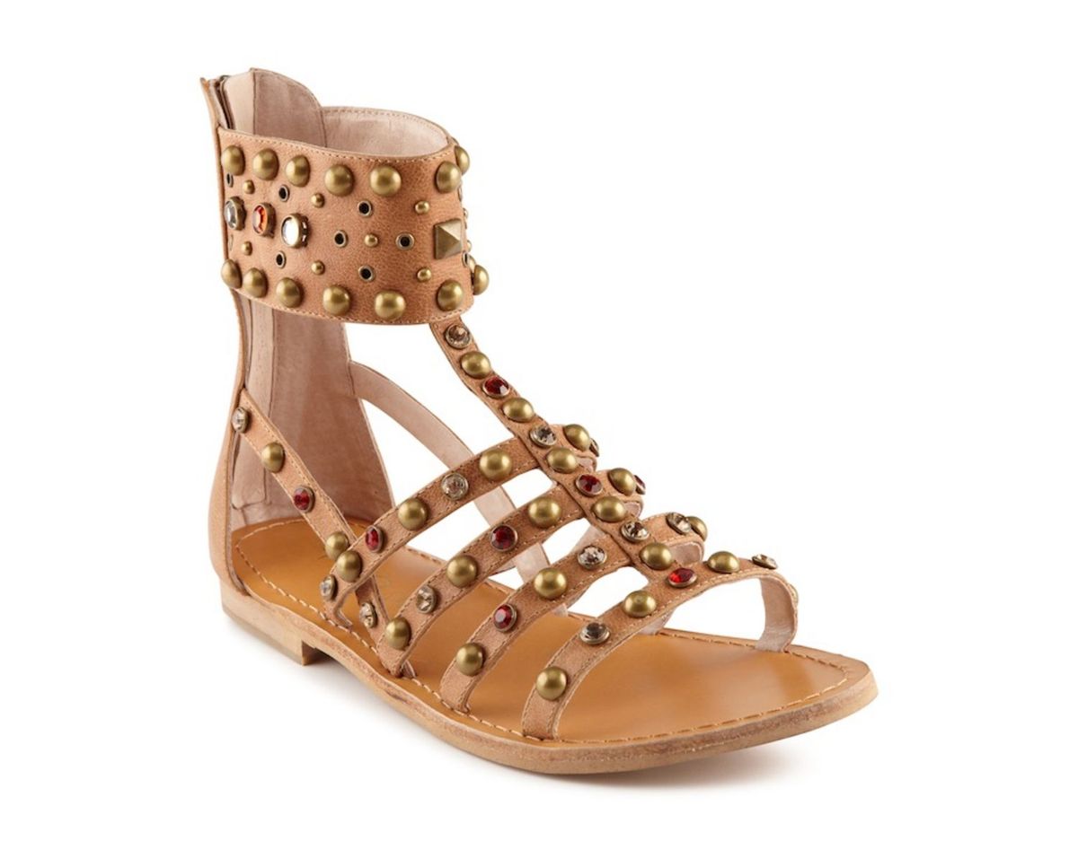 La imagen puede contener ropa, calzado y sandalias.