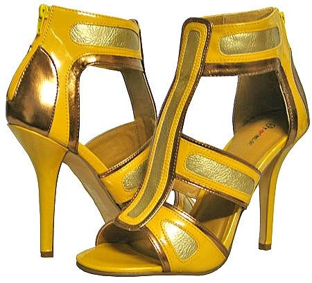 La imagen puede contener Ropa Vestimenta Calzado Sandalia Zapato y Tacón alto