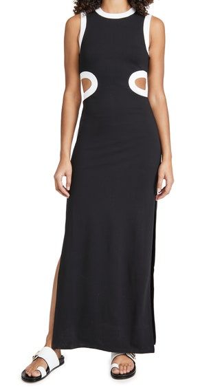 Frau trägt ein schwarz-weißes Maxikleid mit Ausschnitten