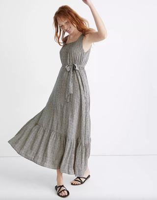 Frau mit gestreiftem Maxikleid