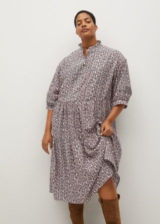 Frau trägt Maxikleid mit Blumendruck