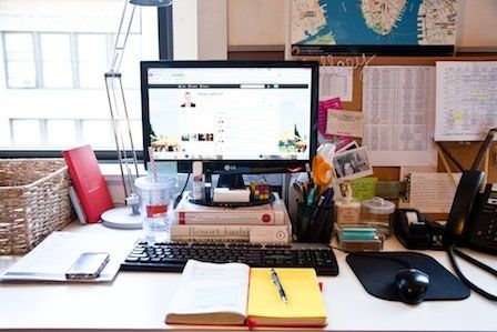 La imagen puede contener muebles, mesa, escritorio, electrónica, computadora y tablero