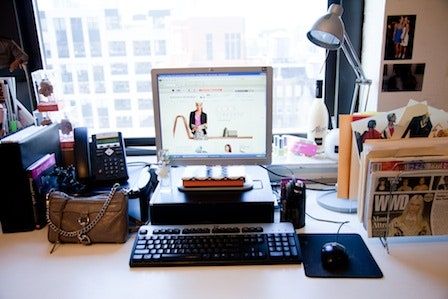 La imagen puede contener Muebles Mesa Escritorio Electrónica Computadora Persona humana Pc Hardware y teclado de computadora