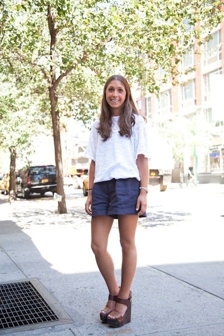 La imagen puede contener pantalones cortos Ropa Vestimenta Humano Mujer Persona y Mujer