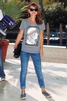 La imagen puede contener Pantalones Ropa Vestimenta Jeans Denim Persona humana Carretera urbana Pueblo Calle Edificio y ciudad