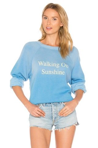 Dieses Bild kann enthalten Kleidung Ärmel Kleidung Langarm Mensch Frau und Pullover