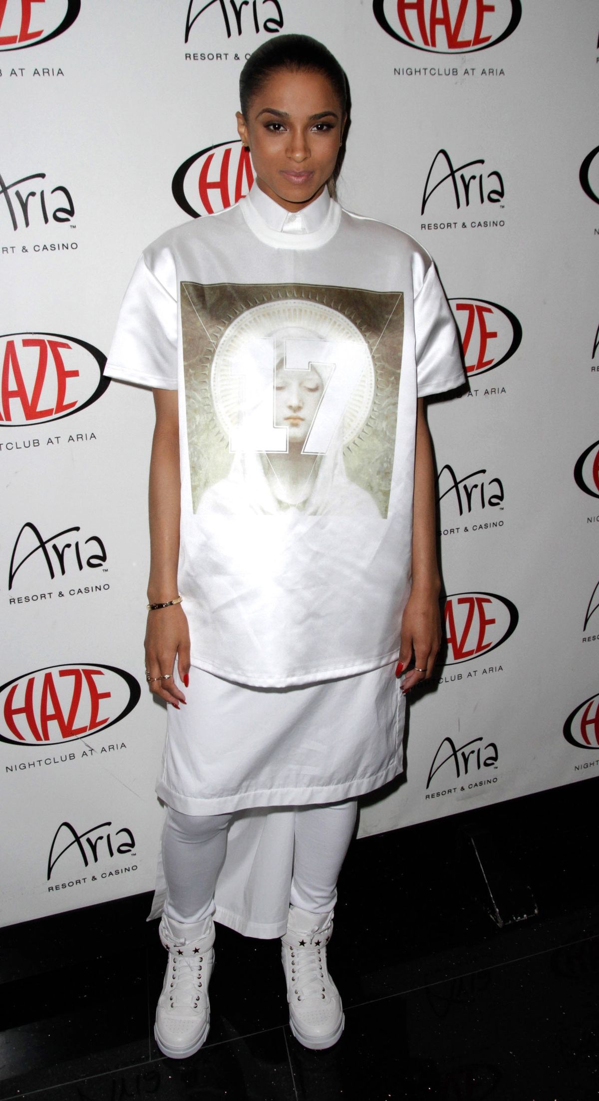 La imagen puede contener Ropa Calzado Ropa Persona humana Ciara Moda y estreno