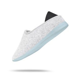 Slika lahko vsebuje Oblačila Oblačila Obutev Čevlji Wedge Suede in superge