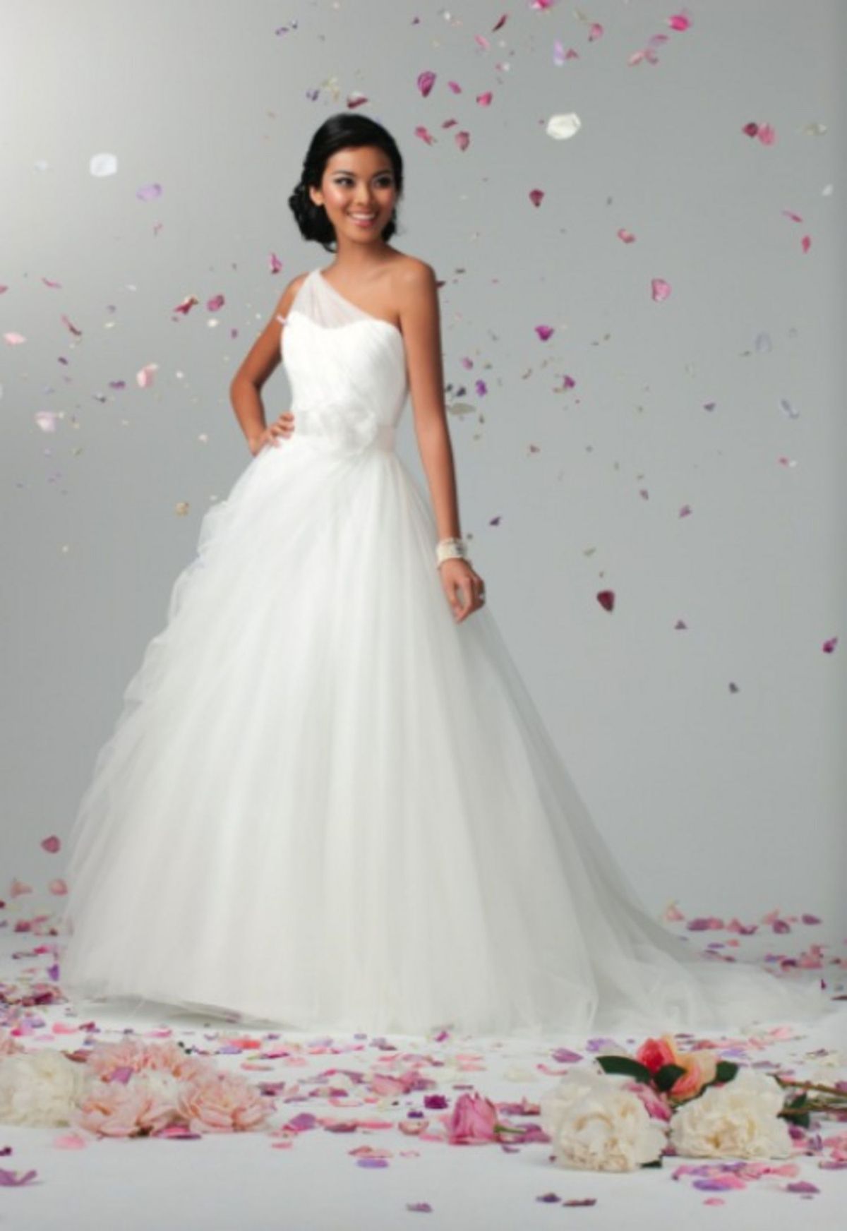 La imagen puede contener Ropa Vestimenta Vestido de moda de boda Vestido de novia Traje de persona humana Vestido y Farah Quinn