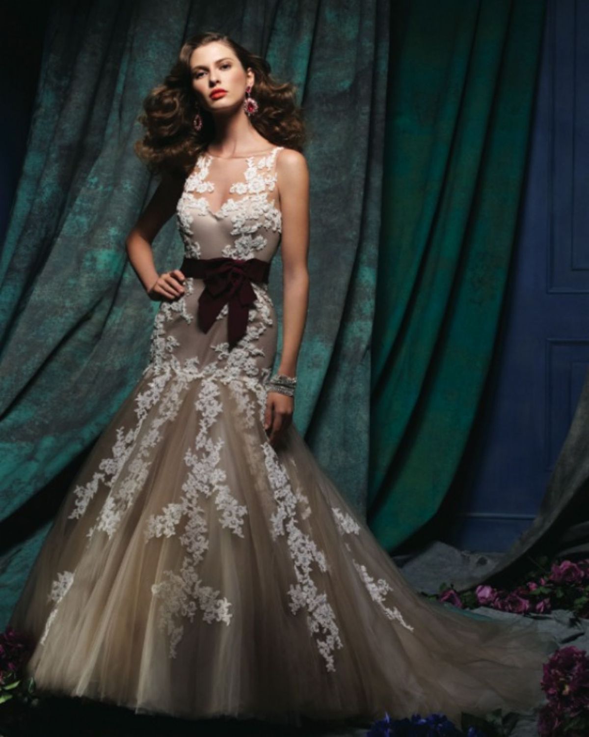 La imagen puede contener Ropa Vestimenta Vestido de noche Vestido Bata Moda Vestido de novia Boda Mujer Humano y persona