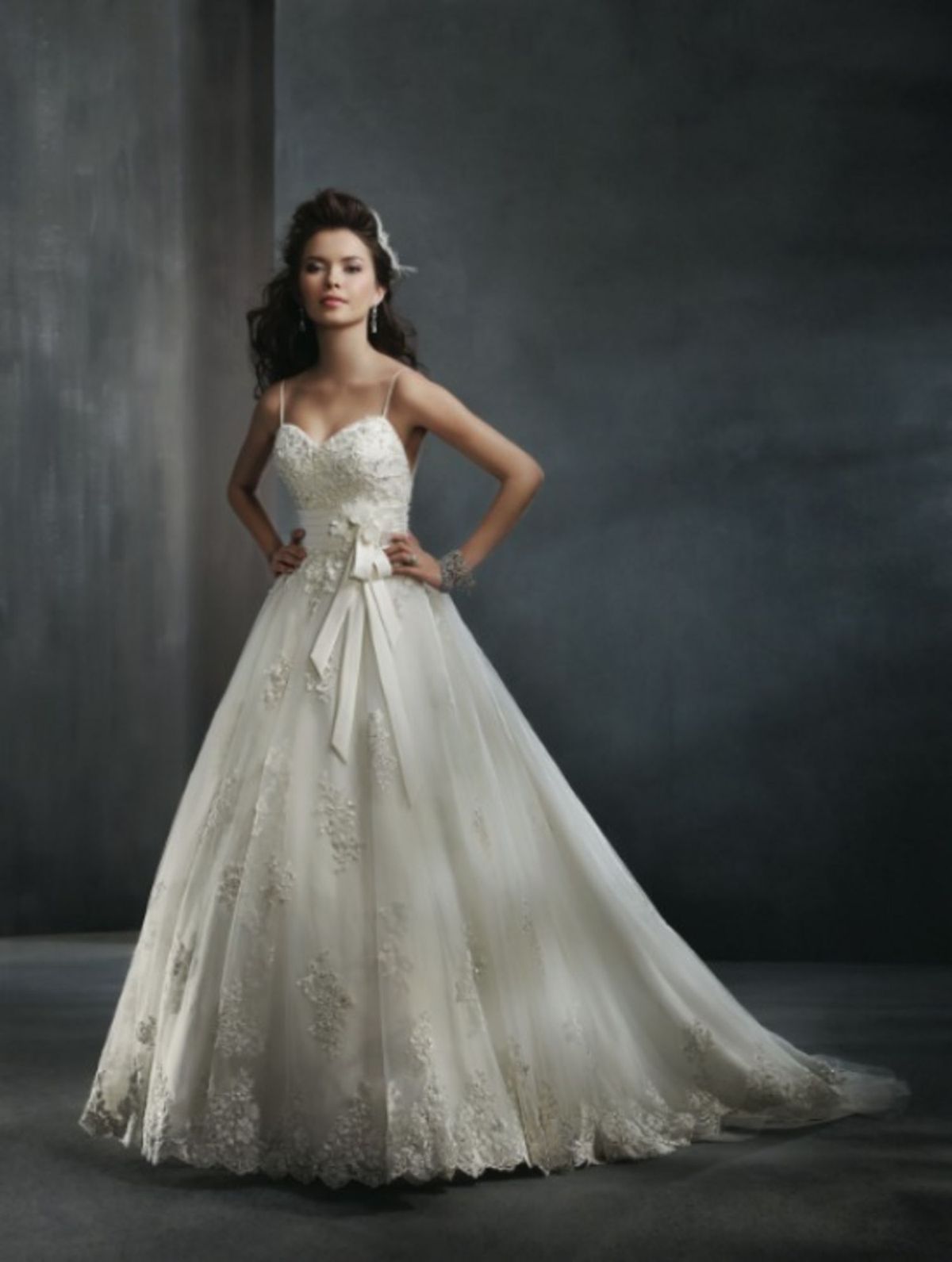 La imagen puede contener Ropa Vestimenta Persona femenina humana Vestido de novia Traje de boda Vestido de moda Vestido y mujer