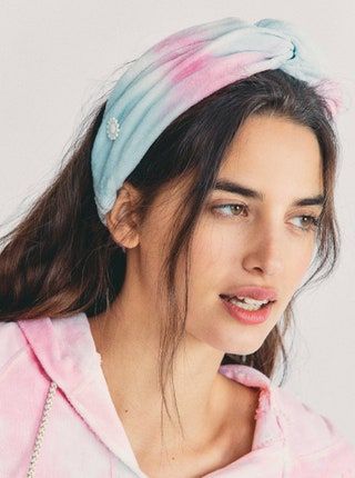 modelo con diadema de felpa azul y rosa