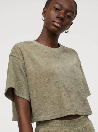 Modelo vistiendo una camiseta cuadrada de felpa verde