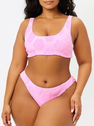 modelo vistiendo bikini rosa de felpa