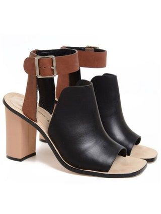 Bild kann Kleidung, Kleidung, Schuhe, Schuhe und Sandalen enthalten