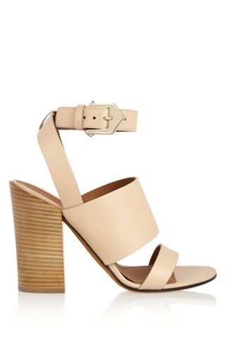 Bild kann Kleidung Bekleidung Schuhe Sandale und Schuh enthalten