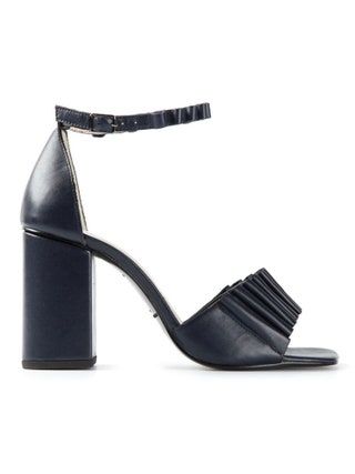Bild kann enthalten Bekleidung Bekleidung Schuhe Schuhabsatz und High Heel