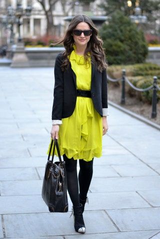 La imagen puede contener Abrigo Ropa Ropa Gafas de sol Accesorios Bolsa de accesorios Bolso Persona humana y manga