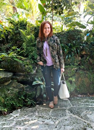 La imagen puede contener Ropa Vestimenta Persona humana Abrigo Chaqueta Calzado Zapato Vegetación Planta Jardín y exterior