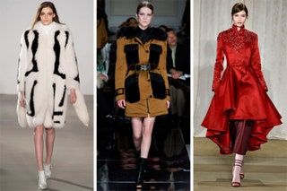 画像には衣料品のコートを含む場合があります人間の人の袖女性の靴の靴長袖と女性