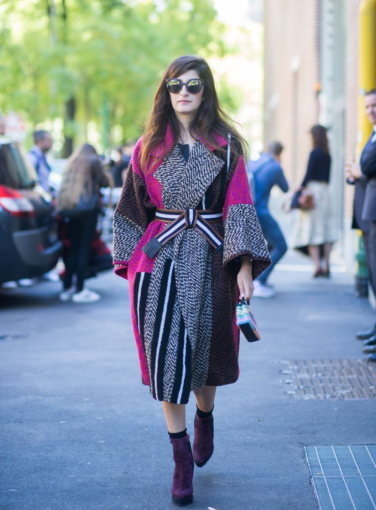 La imagen puede contener Persona humana Ropa Ropa Gafas de sol Accesorios Accesorio Abrigo Vestido y calzado femenino