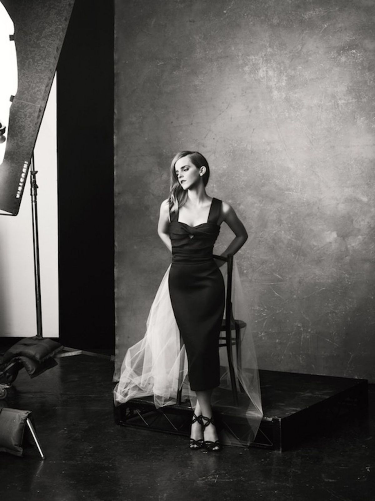 La imagen puede contener Ropa Vestimenta Vestimenta Iluminación Humana Persona femenina Emma Watson Robe Moda y vestido de noche