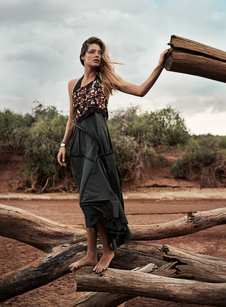 ربما تحتوي الصورة على Wood Clothing Apparel شخص بشري Robe Fashion Evening Dress ثوب Doutzen Kroes and Female