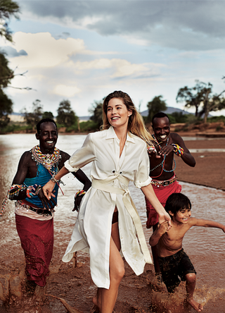 ربما تحتوي الصورة على Doutzen Kroes Clothing Apparel معطف بشري ومعطف