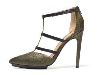 La imagen puede contener ropa, calzado, sandalias y zapatos