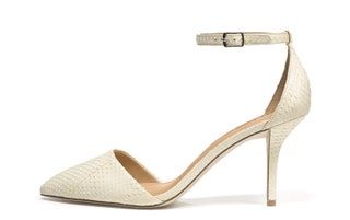La imagen puede contener Ropa Vestimenta Calzado Sandalia Zapato y Tacón alto