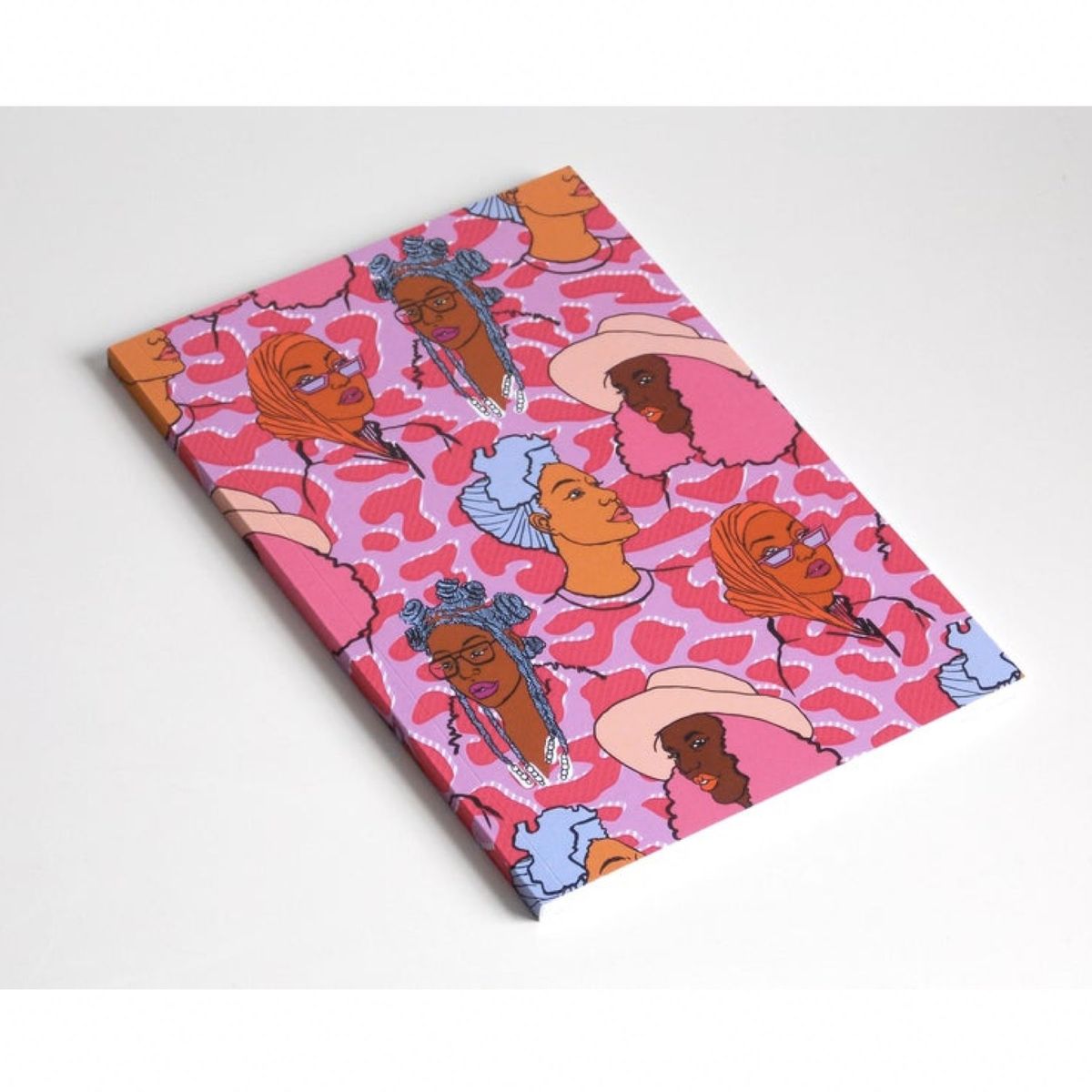 cuaderno rosa con ilustraciones de dama