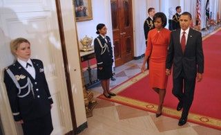 Bilden kan innehålla Golv Människoperson Barack Obama Kläder Kläder Slips Tillbehör Tillbehör och golv