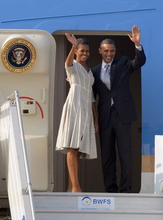 Den här bilden kan innehålla Michelle Obama Människoperson Kläder Kläder Mode aftonklänning Klänning Robe och slips