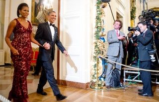 Bilden kan innehålla Michelle Obama Flooring Människoperson Golv Kläder Kläder Trä Lövträ ärm och sko