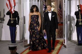 Bilden kan innehålla Michelle Obama Människoperson Mode Aftonklänning Kläder Klänning Klädrock och Barack Obama