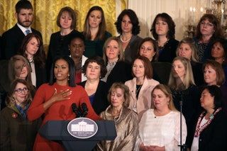 Bilden kan innehålla Michelle Obama Människoperson Folkmassa Publik Kappa Kläder Överrock Kläder och kostym