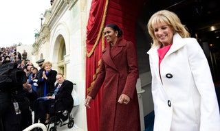 Den här bilden kan innehålla Elizabeth Dole Michelle Obama Jill Biden Möbler Stol Kläder Kläder Människo och person