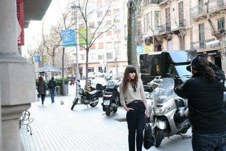 Bilden kan innehålla mänsklig person Transportfordon Motorcykel Vespa Motorskoter Mopedhjul och maskin