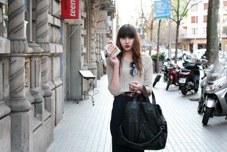 Bilden kan innehålla Människa Person Transportfordon Motorcykel Hjul Maskin Reklamaffisch och broschyr