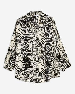 La imagen puede contener Ropa Ropa Poncho Capa Moda y alfombra